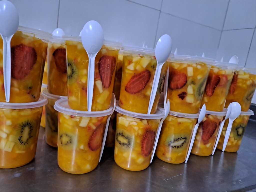 Ensalada de frutas en vaso individual