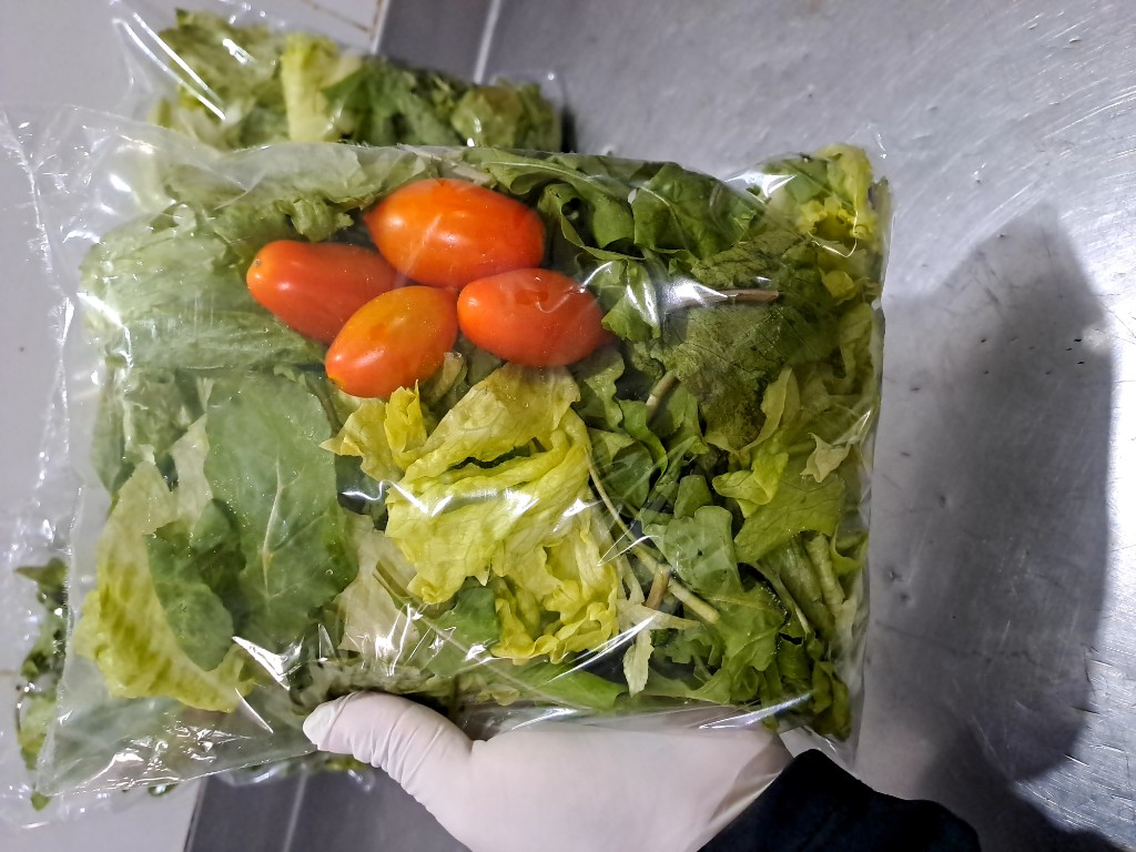Ensalada de hojas verdes con tomates cherry
